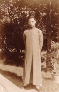 1935年南下广州任学海书院导师，图为同年11月在广州中山公园的留影。