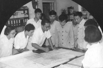1960年代初为谭其骧先生历史地理研究室师生讲授专业知识