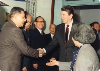 1984年美国里根总统访问复旦大学期间会见复旦大学教授，左起第二人为谭其骧先生