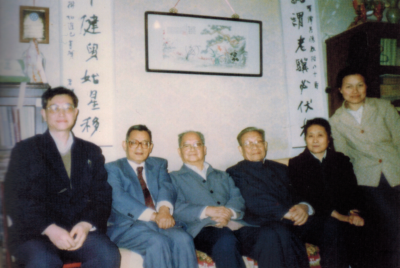 1990年2月25日谭其骧先生和陕师大史念海先生及其女儿史先智、朱士光教授、曹尔琴教授等合影